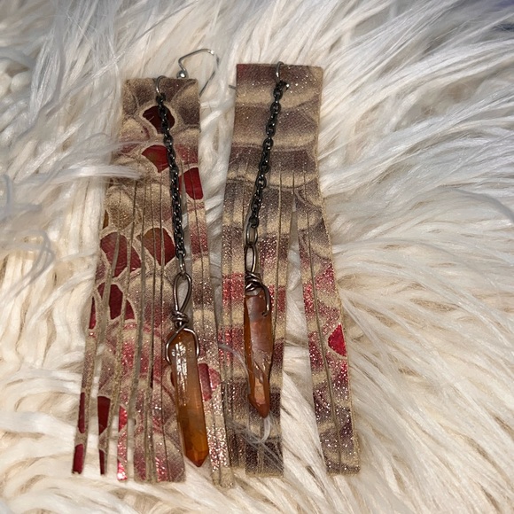 Shimmer leather quartz fringe earrings - Picture 8 of 9